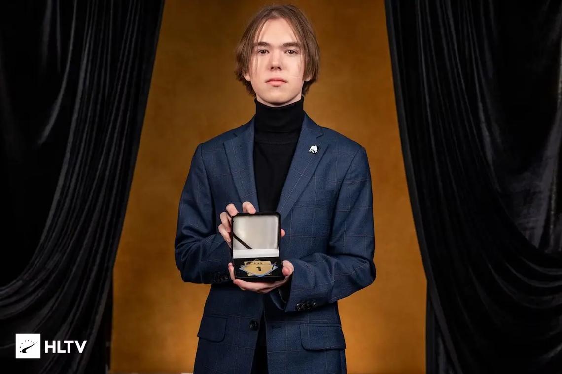 T1 的总经理；回答了关于《英雄联盟》战队的粉丝提问