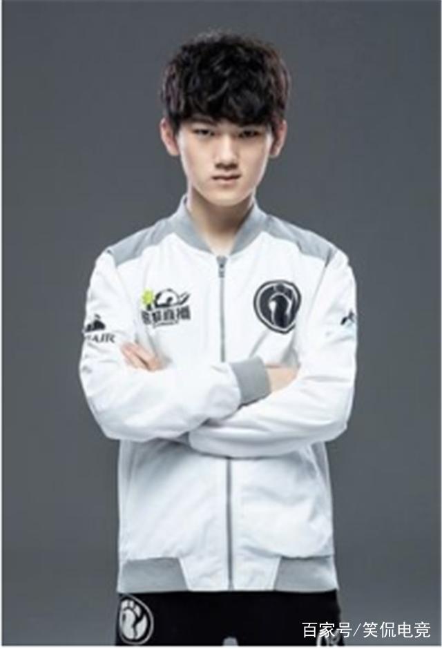 Shiro 蜘蛛在团战中完全缺席。XG的三名核心轮流掌控比赛，率先获得赛点。